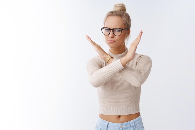 Frau mit Brille runzelt die Stirn