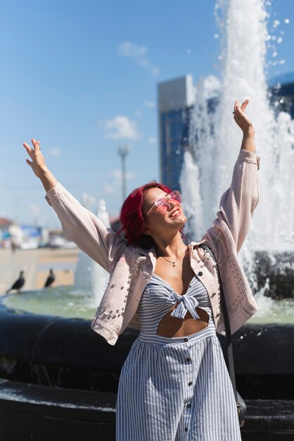 Frau mit Brunnenwasserhintergrund