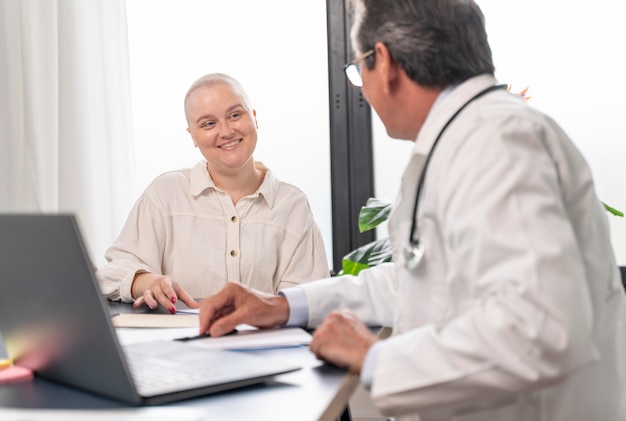 Frau mit Brustkrebs im Gespräch mit ihrem Arzt