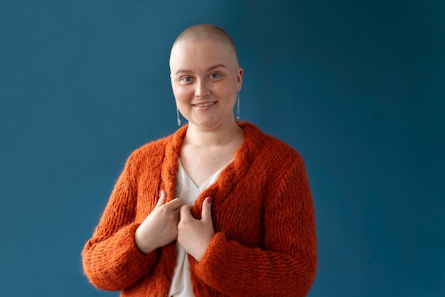 Frau mit brustkrebs posiert