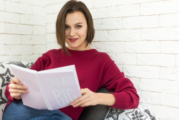 Frau mit Buch