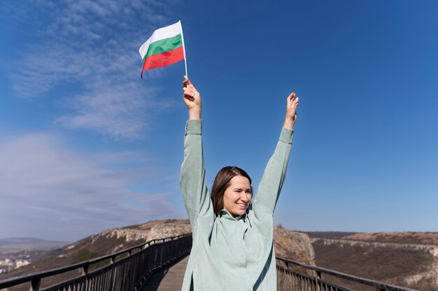 Frau mit bulgarischer Flagge draußen