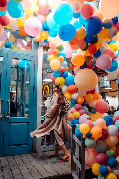 Kostenloses Foto frau mit bunten luftballons