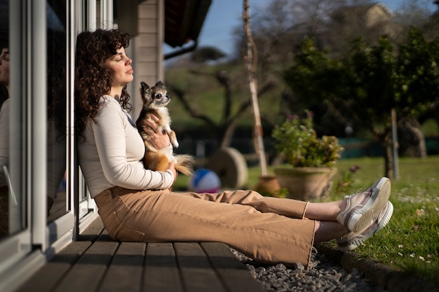 Kostenloses Foto frau mit chihuahua-hund