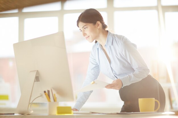 Frau mit computer