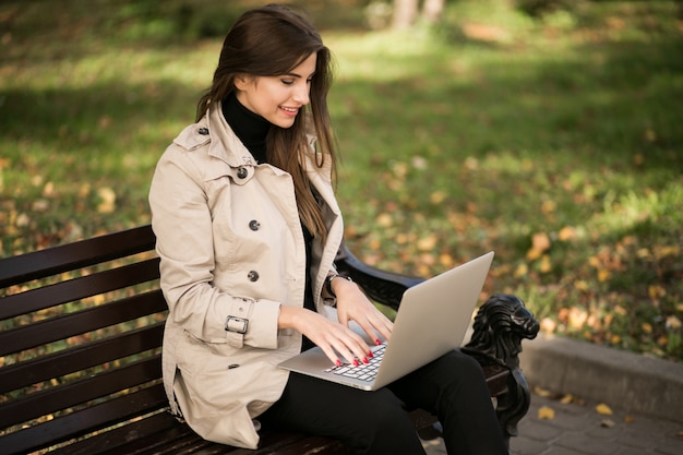 Frau mit Computer