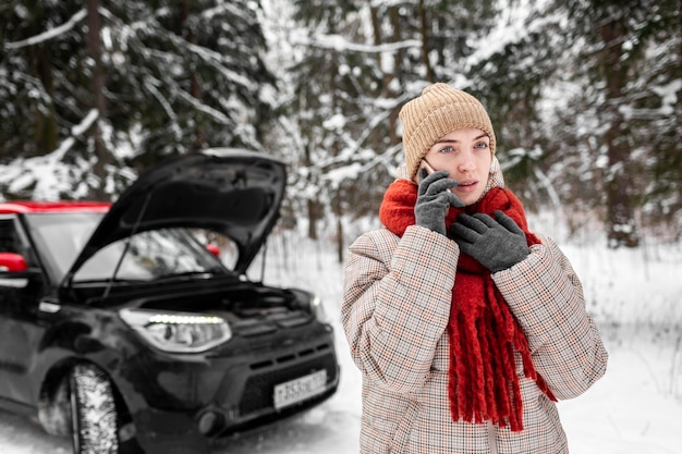 Frau mit dem Auto spricht auf dem Handy