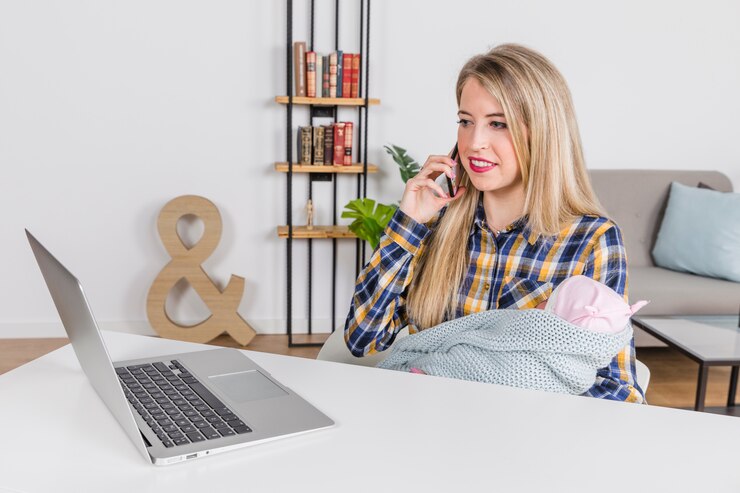 Kostenlose Foto frau mit dem baby, das über smartphone spricht