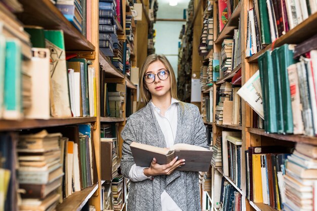 Frau mit dem geöffneten Buch, das oben schaut