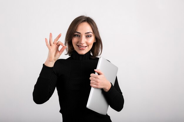 Frau mit dem Laptop getrennt