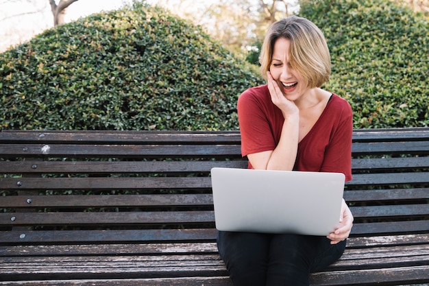 Kostenloses Foto frau mit dem laptoplachen