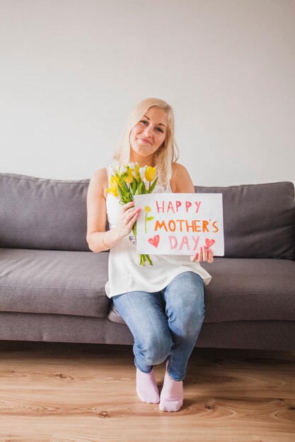 Frau mit den Geschenken ihrer Mutter