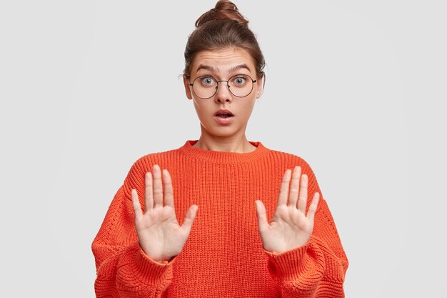 Frau mit den Haaren in einem Brötchen, das übergroßen Pullover trägt