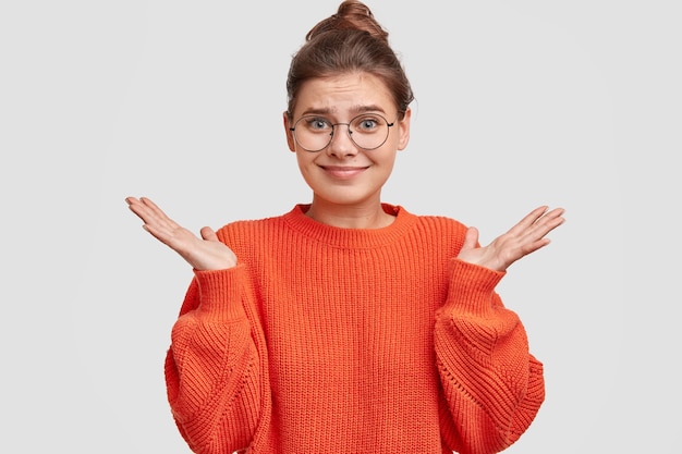 Kostenloses Foto frau mit den haaren in einem brötchen, das übergroßen pullover trägt