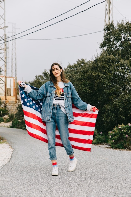 Frau mit der amerikanischen Flagge gehen