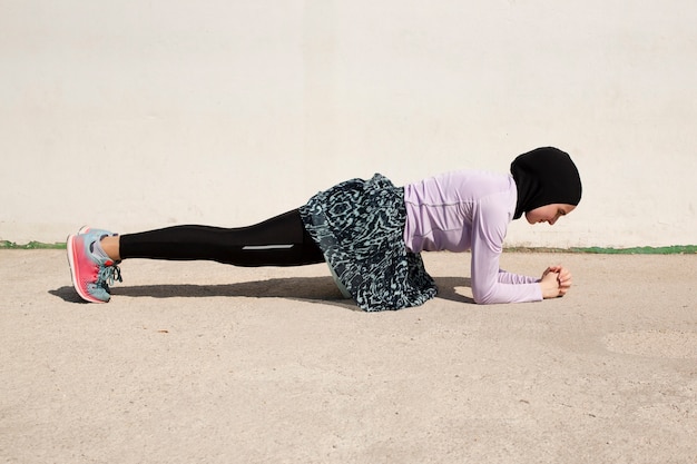 Frau mit der purpurroten Jacke, die Planken tut