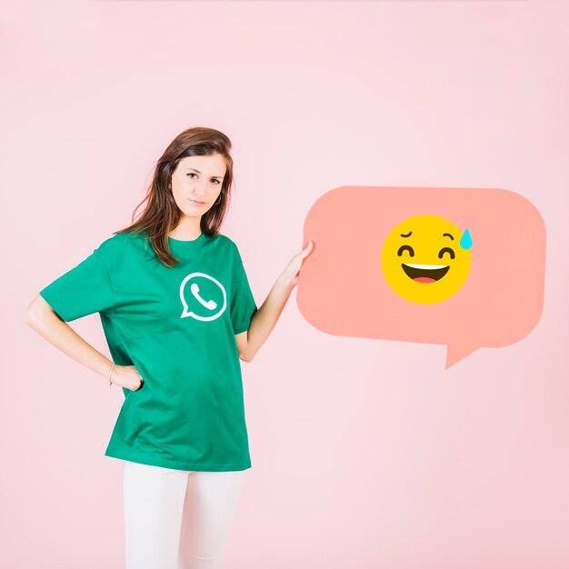 Frau mit der Spracheluftblase, die lächelndes Gesicht und kaltes Schweiß emoji zeigt
