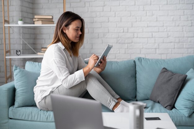 Frau mit digitalem Lautsprecherassistenten