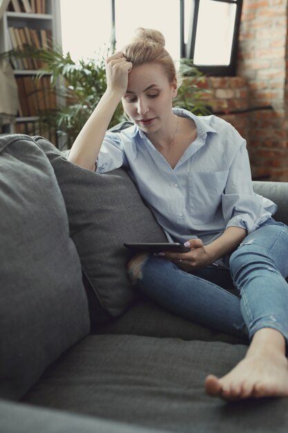 Frau mit digitalem Tablet oder Smartphone