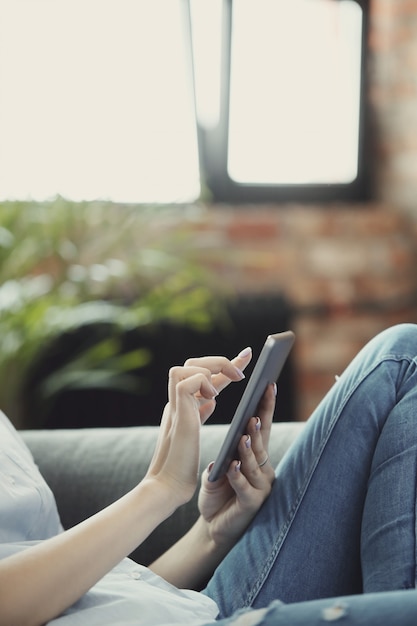 Frau mit digitalem Tablet oder Smartphone