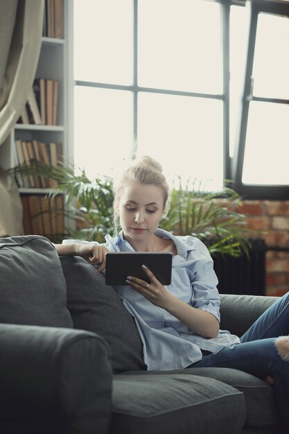 Frau mit digitalem Tablet oder Smartphone