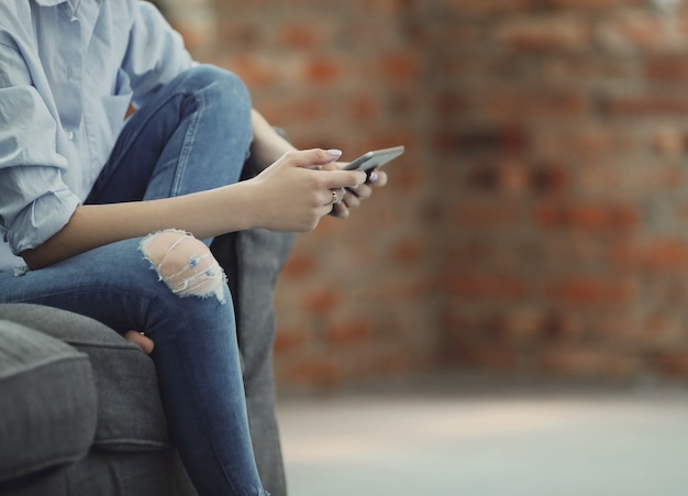 Frau mit digitalem Tablet oder Smartphone