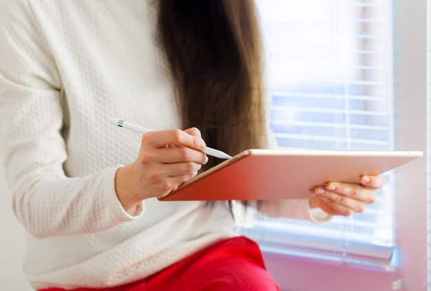 Frau mit digitalem Tablet