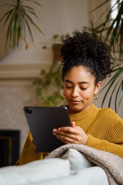 Frau mit digitaler Tablet-Technologie