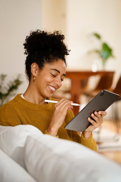 Frau mit digitaler Tablet-Technologie