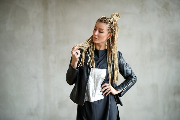 Frau mit Dreadlocks