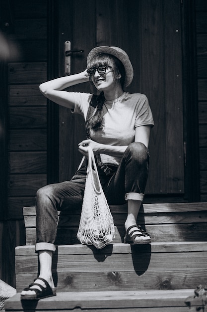 Frau mit eco Tasche mit Frucht in einer Landseite