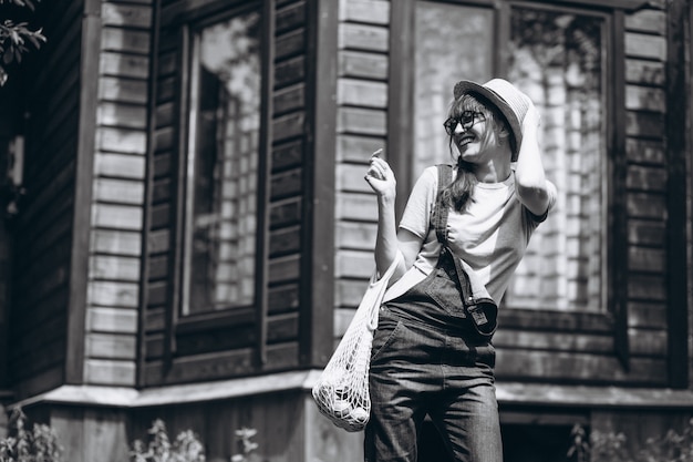 Kostenloses Foto frau mit eco tasche mit frucht in einer landseite