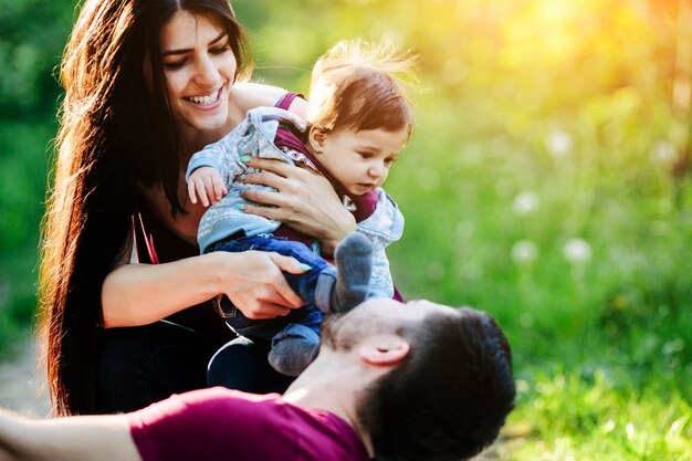 Frau mit einem Baby auf dem Arm, während ihr Freund sieht sie an