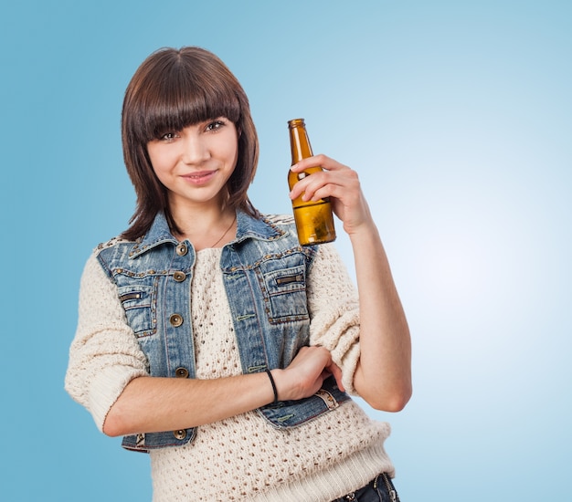 Frau mit einem Bier