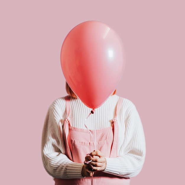 Kostenloses Foto frau mit einem einzigen ballon