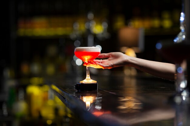 Frau mit einem frisch zubereiteten Cocktail