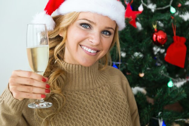 Frau mit einem Glas Champagner