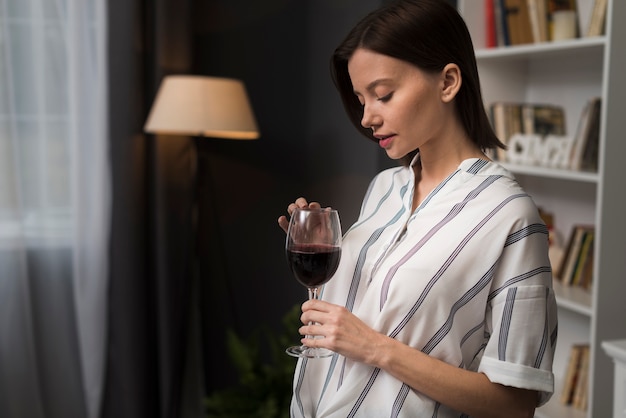 Frau mit einem Glas Wein