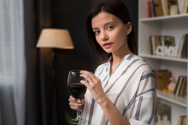 Frau mit einem Glas Wein