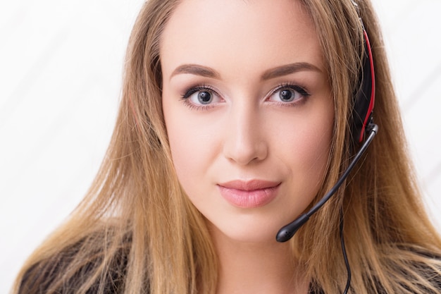 Frau mit einem Headset