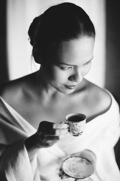 Frau mit einem Kaffee in der Hand