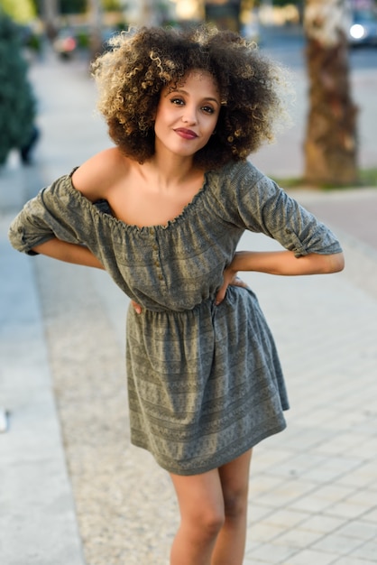 Kostenloses Foto frau mit einem kleid auf der straße