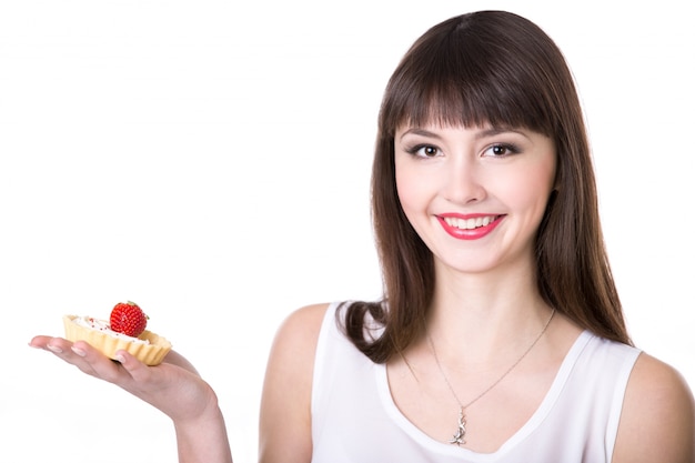 Frau mit einem kuchen mit einer erdbeere