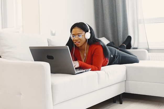 Frau mit einem Laptop auf dem Bett