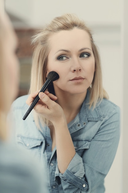 Kostenloses Foto frau mit einem pinsel