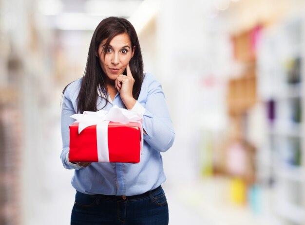 Frau mit einem roten Geschenk