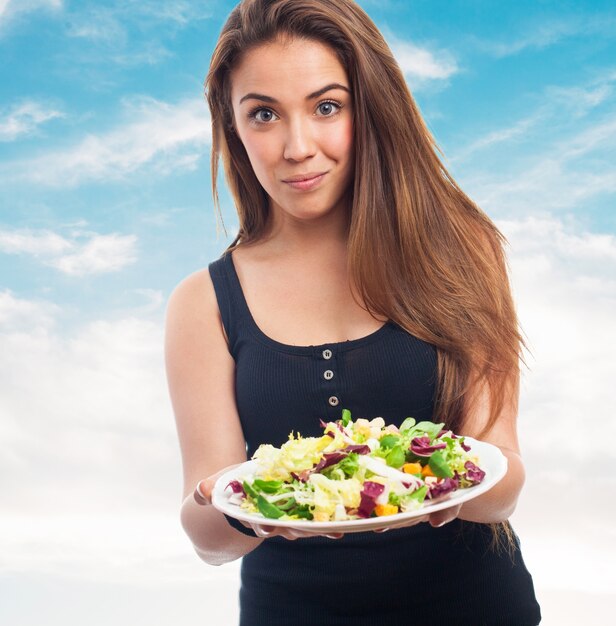 Frau mit einem Salat in den Händen