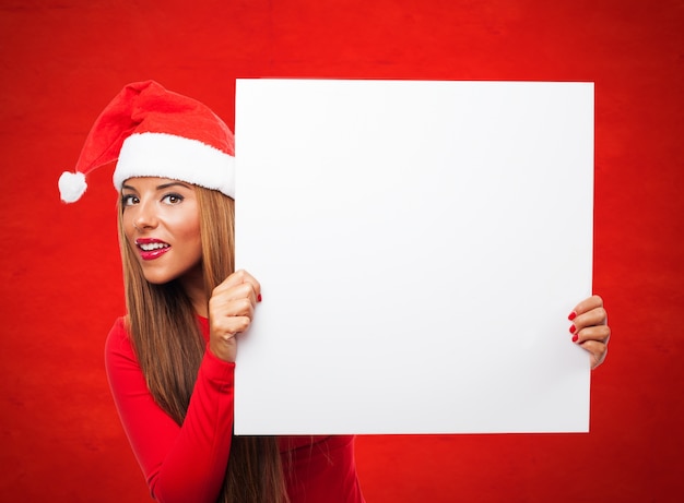 Frau mit einem Schild in einem roten Hintergrund