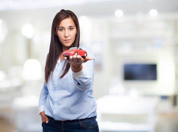 Frau mit einem Spielzeugauto