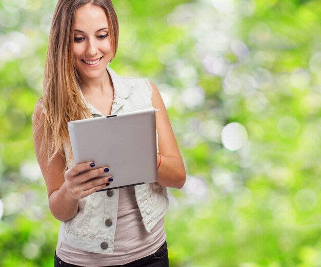 Frau mit einem Tablet-Lächeln